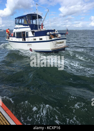 Ein Coast Guard 45-Fuß-Antwort Boat-Medium Crew von Station Milford Haven in Hudgins, Virginia, begleitet die 36-Fuß-Schiff Möglichkeiten auf den Rappahannock River in Virginia, 7. Oktober, 2017. Die Crew der Küstenwache alarmiert wurde um 11:30 Uhr Dass das Schiff nehmen auf Wasser war, kam dann auf der Bühne und entwässert das Boot seine Stabilität für den Transit an Land wiederherzustellen. (U.S. Coast Guard Foto von Petty Officer 2. Klasse Benjamin Packett/Freigegeben) Stockfoto