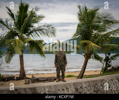 U.S. Navy Chief Petty Officer Jerome Cinco, der ältere Soldat Führer für die Gesundheit Service Support Element, III Marine Expeditionary Force, ist eine philippinische Eingeborener, der jetzt in den US-Streitkräften dienen, und ist die Durchführung humanitärer Civic assistiance Aktivitäten zur Unterstützung der KAMANDAG in Casiguran, Aurora, Philippinen, Oktober 2017. "Ich habe am 23. Januar 1981 geboren wurde, in einem kleinen Ort namens Tacloban City. Aufgewachsen bin ich mit meinen Großeltern, weil meine Mama in den Staaten war. Meine Kindheit war gut. Ich lebte in den Philippinen, bis ich 13 Jahre alt war, und ich wurde fertig, High School zu beginnen. Meine gr Stockfoto