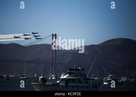 Us Navy Blue Angels überladen Pass über die Golden Gate Bridge in einem Air Show in San Francisco Fleet Week 2017 Okt. 7. Während Ihrer aerobatic Demonstration der Blue Angels Fly F/A-18 Hornet. San Francisco Fleet Week ist eine Möglichkeit für die amerikanische Öffentlichkeit ihre Marine Corps, Navy und der Coast Guard Teams zu treffen und America's Meer Dienstleistungen Erfahrung. Flotte Woche Marineangehörigen, Ausrüstung, Technologie und Fähigkeiten, mit einem Schwerpunkt auf humanitäre Hilfe und Katastrophenhilfe. (U.S. Marine Corps Foto von Lance Cpl. Adam Dublinske) Stockfoto