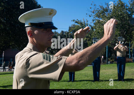 SAN FRANCISCO (Okt. 2010) 7, 2017) Sgt., Wesley Hayes, Leiter der 1. Marine Division Band zugewiesen, führt sein Ensemble an der K 9 Helden Rinde im Park während der Flotte Woche San Francisco. Die Veranstaltung bot Gelegenheit, Militär und Zivilisten First Responder dienst Hunde und ihre Hundeführer in Aktion zu sehen. Flotte Woche stellt eine Gelegenheit für die amerikanische Öffentlichkeit ihre Marine, Marine Corps zu erfüllen, und Küstenwache team und America's Meer Dienstleistungen zu erleben. Flotte Woche San Francisco Marineangehörigen, Ausrüstung, Technologie und Fähigkeiten, mit einem Schwerpunkt auf h Stockfoto