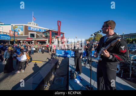 SAN FRANCISCO (Okt. 2010) 6, 2017) Rock Band der Marine Band Südwesten 'Destroyers' führt am Pier 39 Während der Flotte Woche San Francisco 2017. Flotte Woche bietet der Öffentlichkeit die Gelegenheit, Matrosen, Marines, und die Mitglieder der Coast Guard, und ein besseres Verständnis davon, wie Meer Dienstleistungen der nationalen Verteidigung der Vereinigten Staaten und die Freiheit der Meere Unterstützung gewinnen. (U.S. Marine Foto von Mass Communication Specialist 2. Klasse Chelsea Troy Milburn) Stockfoto