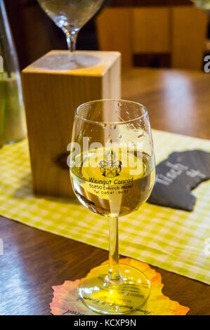 Ein Glas Weißer Riesling vom Weingut Conrad, Herbstfest herbst Weinfest, Enkirch, Mosel, Rheinland-Pfalz, Deutschland Stockfoto