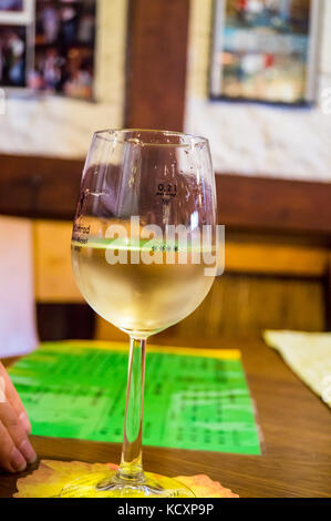 Ein Glas Weißer Riesling vom Weingut Conrad, Herbstfest herbst Weinfest, Enkirch, Mosel, Rheinland-Pfalz, Deutschland Stockfoto