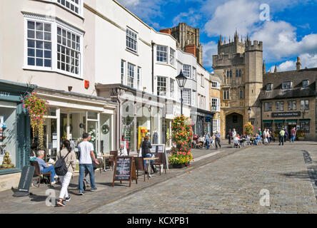 WELLS SOMERSET ENGLAND HAUPTSTRASSE AN DER KATHEDRALE an einem sonnigen Morgen mit OUTDOOR TISCHE Stockfoto