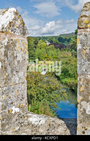 WELLS SOMERSET ENGLAND BISHOPS PALACE GRABEN UND GARTEN VON DER befestigten Mauern Stockfoto