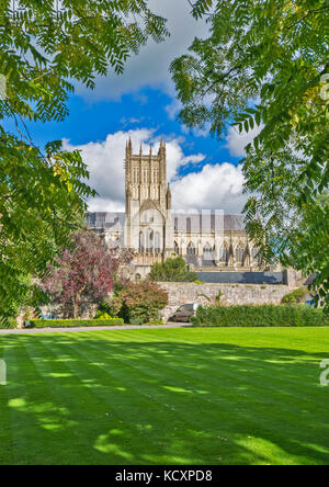 WELLS SOMERSET ENGLAND DIE KATHEDRALE ÜBER DIE GRÜNE GESEHEN VOM EINGANG DES BISHOPS PALACE Stockfoto