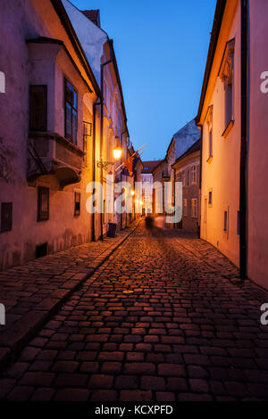 Altstadt Häuser und Straße mit Kopfsteinpflaster, ruhigen Nacht in Bratislava in der Slowakei, in Europa. Stockfoto