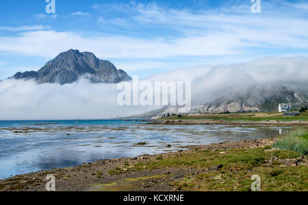 Blick vom Strand mit Bergen gegen den blauen Himmel in der lofoten, Norwegen Stockfoto