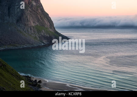 Die Wolken sind rollende vom Meer im Sommer abends auf den Lofoten, Norwegen Stockfoto