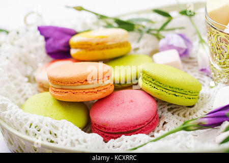 Bunte Makronen und Marshmallows auf einem ligth Hintergrund. Stockfoto