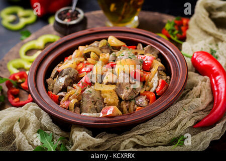 Gebratenes Huhn Leber mit Gemüse auf Holz- Hintergrund. Stockfoto