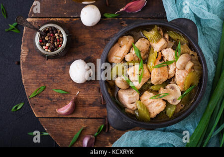 Zartes Hähnchenbrustfilet Stücke mit Pilzen und Sellerie geschmort in helles Bier. Flach. top View Stockfoto