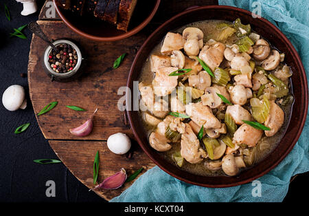 Zartes Hähnchenbrustfilet Stücke mit Pilzen und Sellerie geschmort in helles Bier. Flach. top View Stockfoto