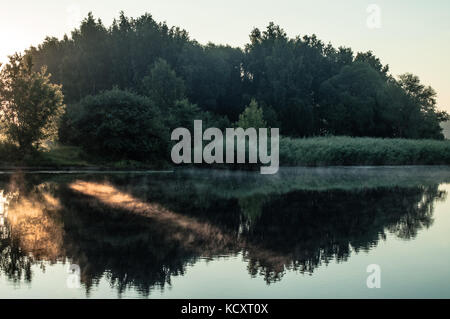 Schöne Sonnenstrahlen Reflexion über Seen Oberfläche. Stockfoto