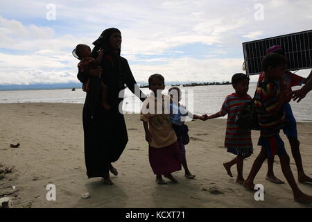 7. Oktober 2017 - Cox's Bazar, Bangladesch - SHAH PORI ISLAND, BANGLADESCH - 07. OKTOBER: Die Rohingya, die vor der laufenden Militäroperation im Staat Myanmar Rakhain geflohen sind, gehen auf der Insel Shah Pori entlang der Straße, um am 07. Oktober 2017 in das Flüchtlingslager auf der Insel Shah Pori in Bangladesch zu gehen. Bangladesch sagte, dass es eine der weltweit größten Flüchtlingskameras wäre, um alle 800.000 und mehr Rohingya-muslime zu beherbergen, die Asyl vor Gewalt in Myanmar gesucht haben. Quelle: Zakir Hossain Chowdhury/ZUMA Wire/Alamy Live News Stockfoto