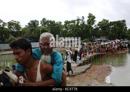 7. Oktober 2017 - Cox's Bazar, Bangladesch - SHAH PORI ISLAND, BANGLADESCH - 07. OKTOBER: Die Rohingya, die vor der laufenden Militäroperation im Staat Myanmar Rakhain geflohen sind, gehen auf der Insel Shah Pori entlang der Straße, um am 07. Oktober 2017 in das Flüchtlingslager auf der Insel Shah Pori in Bangladesch zu gehen. Bangladesch sagte, dass es eine der weltweit größten Flüchtlingskameras wäre, um alle 800.000 und mehr Rohingya-muslime zu beherbergen, die Asyl vor Gewalt in Myanmar gesucht haben. Quelle: Zakir Hossain Chowdhury/ZUMA Wire/Alamy Live News Stockfoto