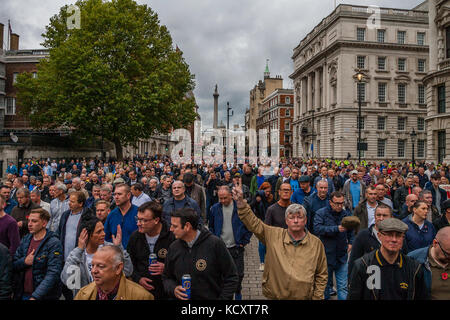 London, Großbritannien. Oktober 2017. Fußballfans aus ganz Großbritannien marschieren unter dem Banner der FLA (Football Lads Alliance) gegen Extremismus Credit: Grant Rooney/Alamy Live News Stockfoto