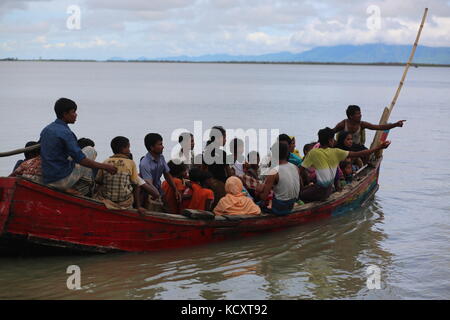 7. Oktober 2017 - Cox's Bazar, Bangladesch - SHAH PORI ISLAND, BANGLADESCH - 07. OKTOBER: Rohingya, geflohen vor der andauernden Militäroperation im Staat Myanmar Rakhain, fahren auf der Insel Shah Pori auf einem Boot, um am 07. Oktober 2017 in ein Flüchtlingslager auf der Insel Shah Pori in Bangladesch zu gehen. Bangladesch sagte, dass es eine der weltweit größten Flüchtlingskameras wäre, um alle 800.000 und mehr Rohingya-muslime zu beherbergen, die Asyl vor Gewalt in Myanmar gesucht haben. Quelle: Zakir Hossain Chowdhury/ZUMA Wire/Alamy Live News Stockfoto