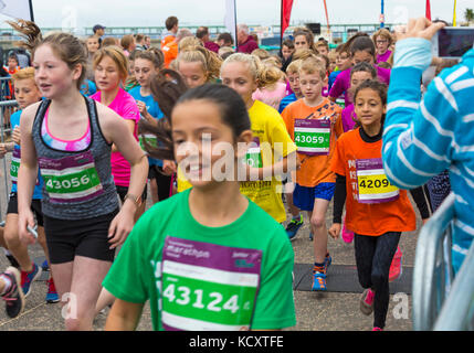 Bournemouth, Dorset, Großbritannien. 7. Okt 2017. Der erste Tag der Bournemouth Marathon Festival erhält unterwegs mit dem Kinder- Rennen - Kinder, Kilometer, Junior 1,5k, 2k und 5k - 2 krun Credit: Carolyn Jenkins/Alamy leben Nachrichten Stockfoto