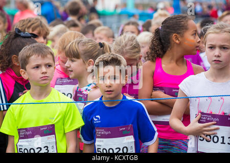 Bournemouth, Dorset, Großbritannien. 7. Okt 2017. Der erste Tag der Bournemouth Marathon Festival erhält unterwegs mit dem Kinder- Rennen - Kinder, Kilometer, Junior 1,5k, 2k und 5k. Kinder im Alter von 6-8 Warten auf den Start der 1,5k laufen Credit: Carolyn Jenkins/Alamy leben Nachrichten Stockfoto