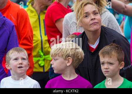 Bournemouth, Dorset, Großbritannien. 7. Okt 2017. Der erste Tag der Bournemouth Marathon Festival erhält unterwegs mit dem Kinder- Rennen - Kinder, Kilometer, Junior 1,5k, 2k und 5k. Warten auf den Start der Kinder Kilo. Credit: Carolyn Jenkins/Alamy leben Nachrichten Stockfoto