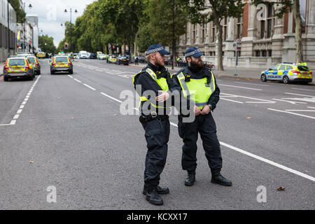 London, Großbritannien. 7 Okt, 2017. Polizisten ein Cordon in der Nähe des Natural History Museum in South Kensington, wo ein Auto den Bürgersteig montiert und elf Menschen verletzt worden. Die Polizei hat seit kündigte an, dass der Vorfall nicht Terror war. Credit: Mark kerrison/alamy Leben Nachrichten erhalten Stockfoto