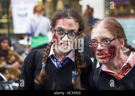 London, Großbritannien. 7. Okt 2017. Welt Zombie Tag - London. Das ist eine jährliche Nächstenliebeweg, wo Fans von Zombie Kultur zusammen in einem internationalen Bemühungen, den Hunger in der Welt zu lindern. Stockfoto
