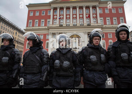 Moskau, Russland. 7. Oktober 2017. Die Menschen eine unbefugte, regierungskritischen Kundgebung Oppositionsführer Alexei Nawalny, einer 20-tägigen Haftstrafe, in der Innenstadt von Moskau am Tag von Präsident Wladimir Putin 65. Geburtstag Credit: nikolay Winokurow/alamy Leben Nachrichten Dienst namens teilnehmen Stockfoto