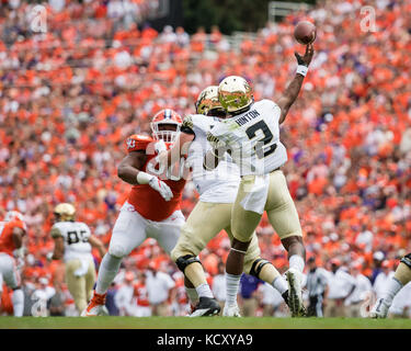 Wake Forest quarterback Kendall Hinton (2) während der NCAA College Football Spiel zwischen Wake Forest und Clemson am Samstag, den 7. Oktober 2017 im Memorial Stadium in Clemson, SC. Jakob Kupferman/CSM Stockfoto