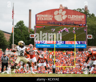 Wake Forest quarterback Kendall Hinton (2) während der NCAA College Football Spiel zwischen Wake Forest und Clemson am Samstag, den 7. Oktober 2017 im Memorial Stadium in Clemson, SC. Jakob Kupferman/CSM Stockfoto