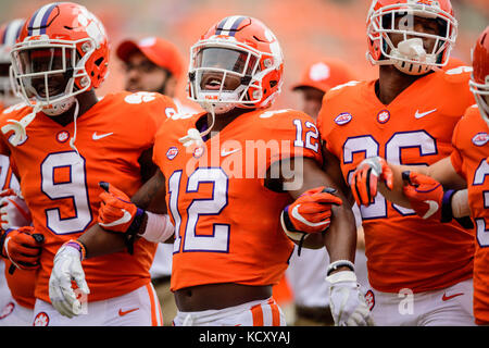 Clemson Defensive zurück K' von Wallace (12) vor dem NCAA College Football Spiel zwischen Wake Forest und Clemson am Samstag, den 7. Oktober 2017 im Memorial Stadium in Clemson, SC. Jakob Kupferman/CSM Stockfoto