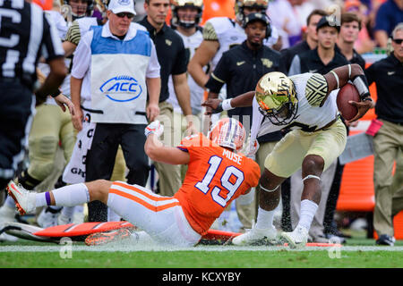 Clemson Sicherheit Tanner Muse (19) bringt die Wake Forest quarterback Kendall Hinton (2) während der NCAA College Football Spiel zwischen Wake Forest und Clemson am Samstag, den 7. Oktober 2017 im Memorial Stadium in Clemson, SC. Jakob Kupferman/CSM Stockfoto