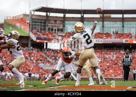 Wake Forest quarterback Kendall Hinton (2) während der NCAA College Football Spiel zwischen Wake Forest und Clemson am Samstag, den 7. Oktober 2017 im Memorial Stadium in Clemson, SC. Jakob Kupferman/CSM Stockfoto