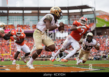 Wake Forest quarterback Kendall Hinton (2) während der NCAA College Football Spiel zwischen Wake Forest und Clemson am Samstag, den 7. Oktober 2017 im Memorial Stadium in Clemson, SC. Jakob Kupferman/CSM Stockfoto