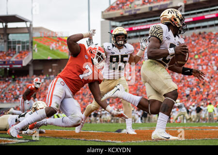 Wake Forest quarterback Kendall Hinton (2) während der NCAA College Football Spiel zwischen Wake Forest und Clemson am Samstag, den 7. Oktober 2017 im Memorial Stadium in Clemson, SC. Jakob Kupferman/CSM Stockfoto