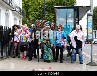 London, Großbritannien. 7 Okt, 2017. Hunderte von Menschen tragen zombie Kostüme und Make-up März durch Londons Straßen. Welt Zombie-Tag ist eine jährliche Nächstenliebeweg, wo Fans von Zombie Kultur zusammen in eine internationale Anstrengung Welt Hunger und Obdachlosigkeit zu lindern. Credit: dinendra Haria/alamy leben Nachrichten Stockfoto