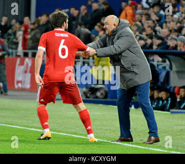 Moskau, Russland - 7. Oktober 2017. Der Trainer der russischen Fußballnationalmannschaft Stanislav Tschertschesov und der Verteidiger Georgi Dzhikiya beim internationalen Testspiel gegen Südkorea im Stadion der VEB Arena in Moskau. Quelle: Alizada Studios/Alamy Live News Stockfoto