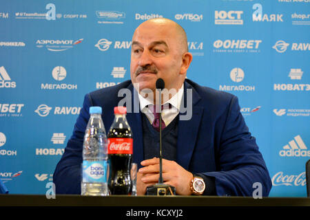 Moskau, Russland. 7th. Oktober 2017. Der Trainer der russischen Fußballnationalmannschaft Stanislav Tschertschesow bei einer Pressekonferenz nach dem internationalen Testspiel gegen Russland gegen Südkorea im Stadion der VEB Arena in Moskau. Quelle: Alizada Studios/Alamy Live News Stockfoto