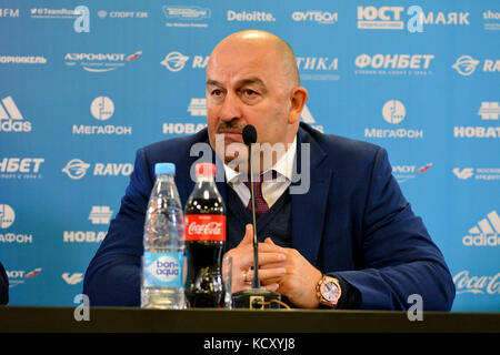 Moskau, Russland 7. Oktober 2017. Der Trainer der russischen Fußballnationalmannschaft Stanislav Tschertschesow bei einer Pressekonferenz nach dem internationalen Testspiel gegen Russland gegen Südkorea im Stadion der VEB Arena in Moskau. Quelle: Alizada Studios/Alamy Live News Stockfoto