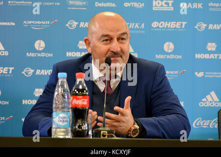 Moskau, Russland. 7th. Oktober 2017. Der Trainer der russischen Fußballnationalmannschaft Stanislav Tschertschesow bei einer Pressekonferenz nach dem internationalen Testspiel gegen Russland gegen Südkorea im Stadion der VEB Arena in Moskau. Quelle: Alizada Studios/Alamy Live News Stockfoto