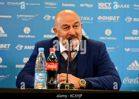 Moskau, Russland. 7th. Oktober 2017. Der Trainer der russischen Fußballnationalmannschaft Stanislav Tschertschesow bei einer Pressekonferenz nach dem internationalen Testspiel gegen Russland gegen Südkorea im Stadion der VEB Arena in Moskau. Quelle: Alizada Studios/Alamy Live News Stockfoto