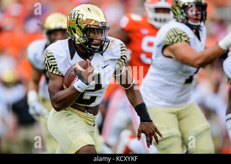 Wake Forest quarterback Kendall Hinton (2) während der NCAA College Football Spiel zwischen Wake Forest und Clemson am Samstag, den 7. Oktober 2017 im Memorial Stadium in Clemson, SC. Jakob Kupferman/CSM Stockfoto