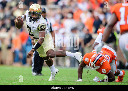 Wake Forest quarterback Kendall Hinton (2) während der NCAA College Football Spiel zwischen Wake Forest und Clemson am Samstag, den 7. Oktober 2017 im Memorial Stadium in Clemson, SC. Jakob Kupferman/CSM Stockfoto