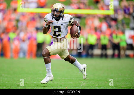 Wake Forest quarterback Kendall Hinton (2) während der NCAA College Football Spiel zwischen Wake Forest und Clemson am Samstag, den 7. Oktober 2017 im Memorial Stadium in Clemson, SC. Jakob Kupferman/CSM Stockfoto