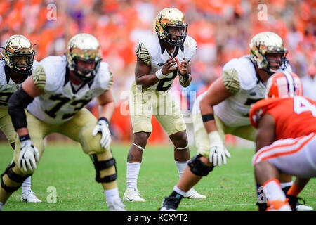 Wake Forest quarterback Kendall Hinton (2) während der NCAA College Football Spiel zwischen Wake Forest und Clemson am Samstag, den 7. Oktober 2017 im Memorial Stadium in Clemson, SC. Jakob Kupferman/CSM Stockfoto