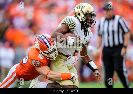 Clemson linebacker Chad Smith (43) und Wake Forest quarterback Kendall Hinton (2) während der NCAA College Football Spiel zwischen Wake Forest und Clemson am Samstag, den 7. Oktober 2017 im Memorial Stadium in Clemson, SC. Jakob Kupferman/CSM Stockfoto