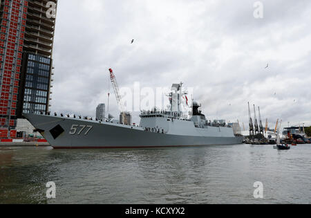 (171007) -- LONDON, 7. Oktober 2017 (Xinhua) -- die Lenkraketen-Fregatte Huanggang der 26. Chinesischen Flotte startet am 7. Oktober 2017 von den West India Docks in der Canary Wharf im Osten Londons. Chinas 26. Flotte flog von hier aus nach einem fünftägigen freundlichen Besuch in Großbritannien ab. Die Flotte, bestehend aus den Fregatten Huanggang und Yangzhou, und dem umfassenden Versorgungsschiff Gaoyouhu, startete am Dienstag die Canary Wharf im Osten Londons an, die dritte Station ihrer weltweiten Reise nach Abschluss ihrer Escort-Mission im August im Golf von Aden und in somalischen Gewässern. (Xinh Stockfoto