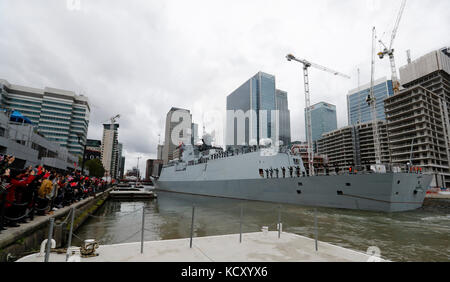 (171007) -- LONDON, 7. Oktober 2017 (Xinhua) -- die Lenkraketen-Fregatte Huanggang der 26. Chinesischen Flotte startet am 7. Oktober 2017 von den West India Docks in der Canary Wharf im Osten Londons. Chinas 26. Flotte flog von hier aus nach einem fünftägigen freundlichen Besuch in Großbritannien ab. Die Flotte, bestehend aus den Fregatten Huanggang und Yangzhou, und dem umfassenden Versorgungsschiff Gaoyouhu, startete am Dienstag die Canary Wharf im Osten Londons an, die dritte Station ihrer weltweiten Reise nach Abschluss ihrer Escort-Mission im August im Golf von Aden und in somalischen Gewässern. (Xinh Stockfoto