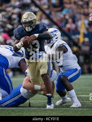 Annapolis, Maryland, USA. 7. Okt 2017. Marine FB #33 Chris hoch läuft mit dem Ball während eines NCAA Football Spiel zwischen der United States Naval Academy Midshipmen und die United States Air Force Academy Falken an der Marine Marine Corp Stadion in Annapolis, Maryland. Justin Cooper/CSM/Alamy leben Nachrichten Stockfoto