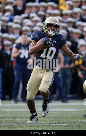 Annapolis, Maryland, USA. 7. Okt 2017. Marine SB#10 Malcolm Perry läuft mit dem Ball während eines NCAA Football Spiel zwischen der United States Naval Academy Midshipmen und die United States Air Force Academy Falken an der Marine Marine Corp Stadion in Annapolis, Maryland. Justin Cooper/CSM/Alamy leben Nachrichten Stockfoto